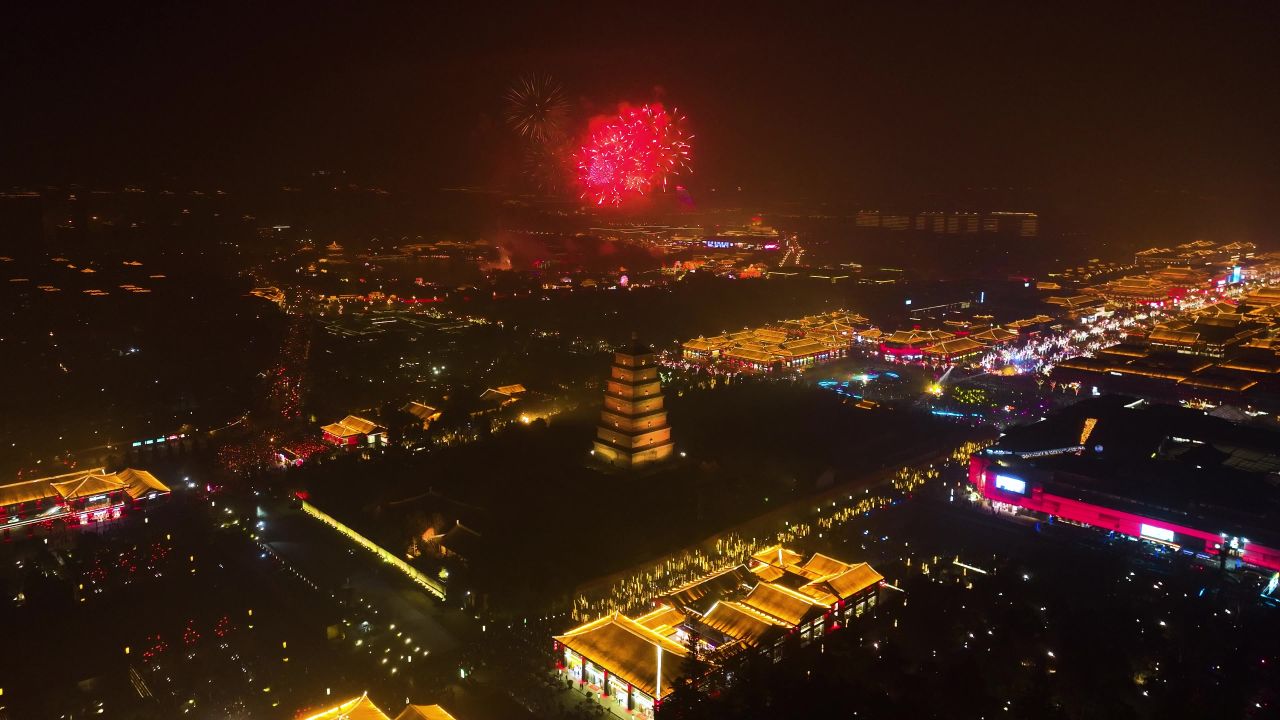 西安大雁塔新年烟花实景航拍