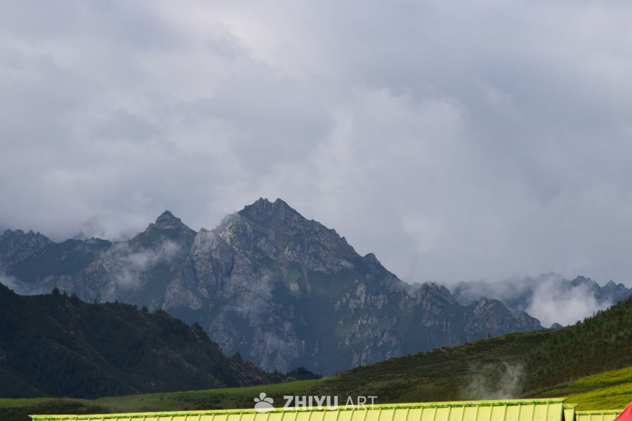 云雾缭绕的山间绿野