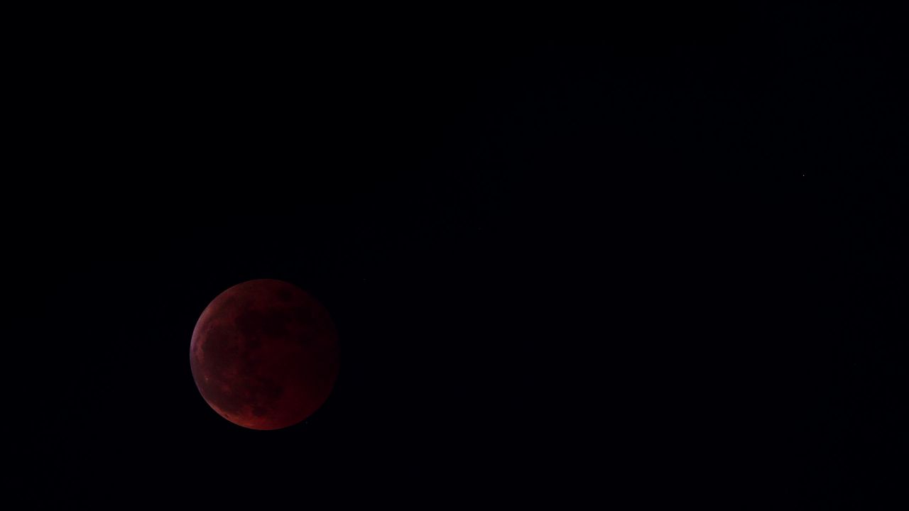 红月亮月全食月掩天王星实拍视频