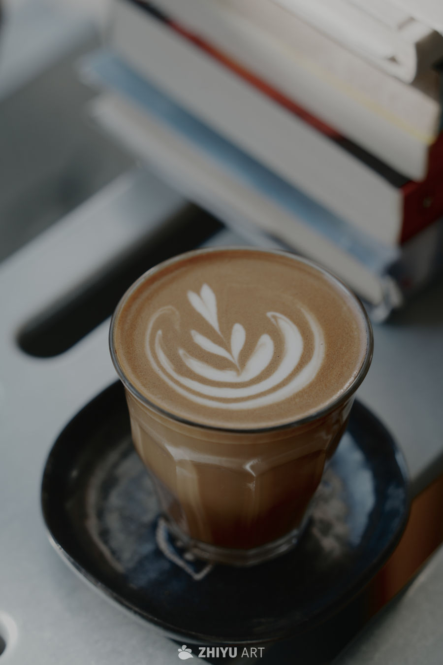 咖啡拉花与书本相伴