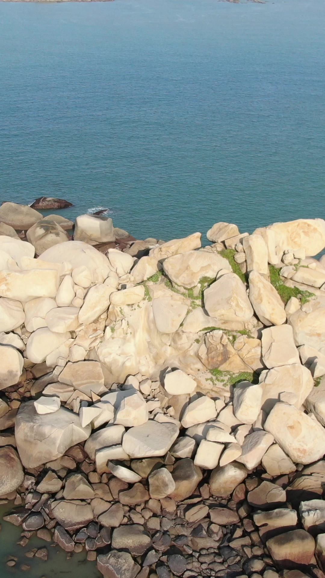 旅游景区福建湄洲岛大海海浪沙滩礁石竖屏
