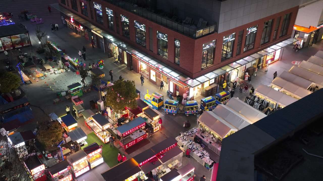 夜晚繁华的夜市