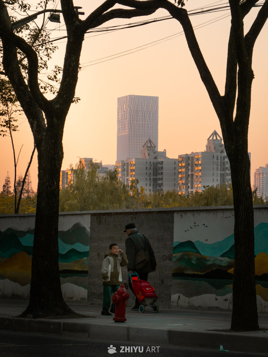 夕阳下的父子时光