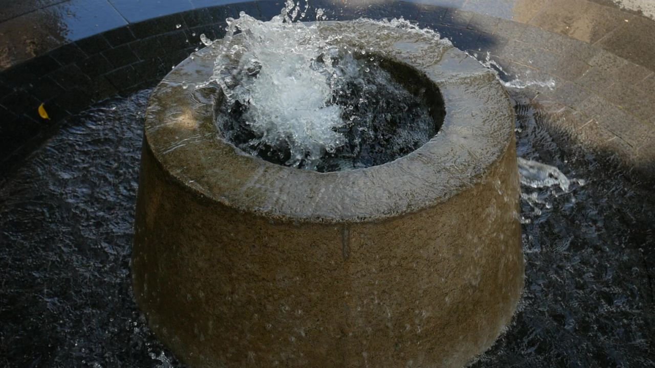 喷涌的人工泉井