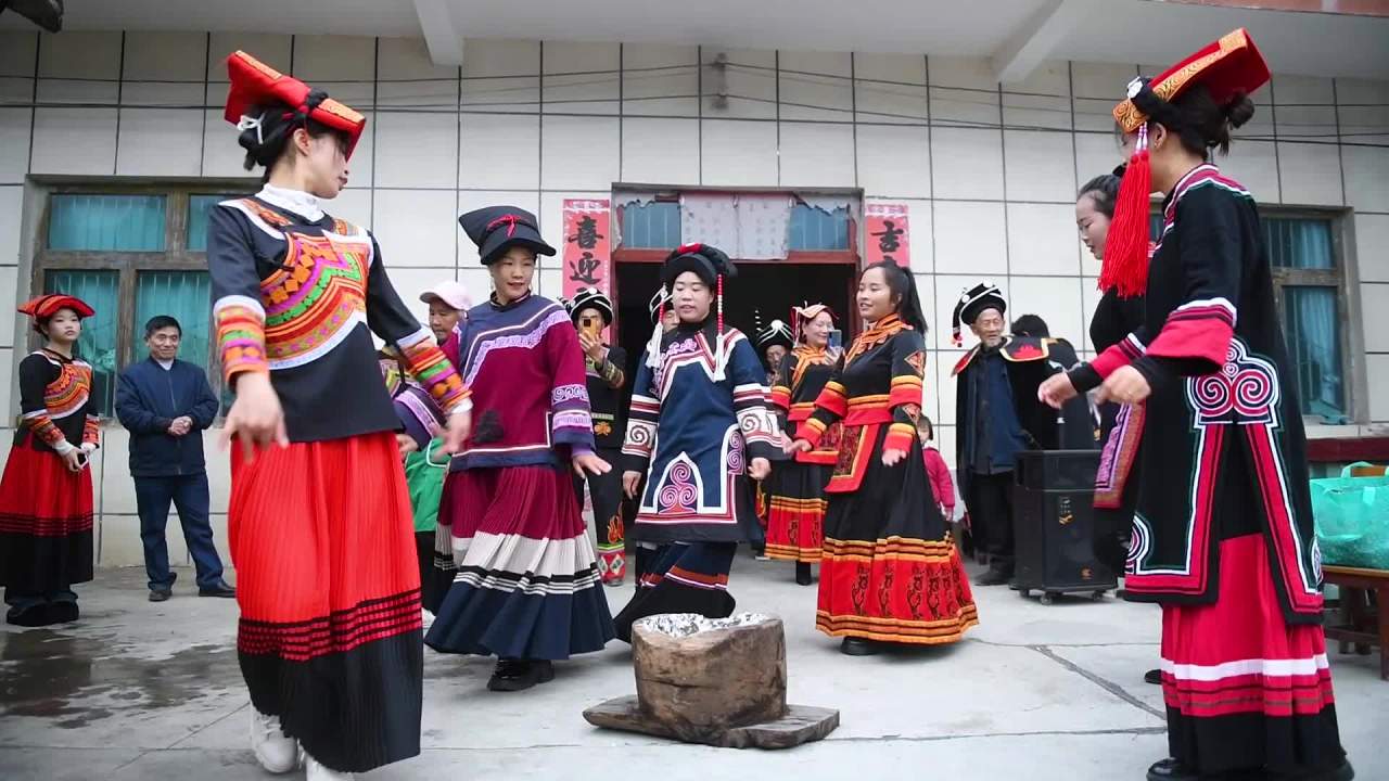 山区彝族农家载歌载舞打糍粑迎宾