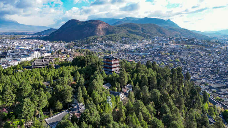 航拍云南丽江古城狮子山景区 