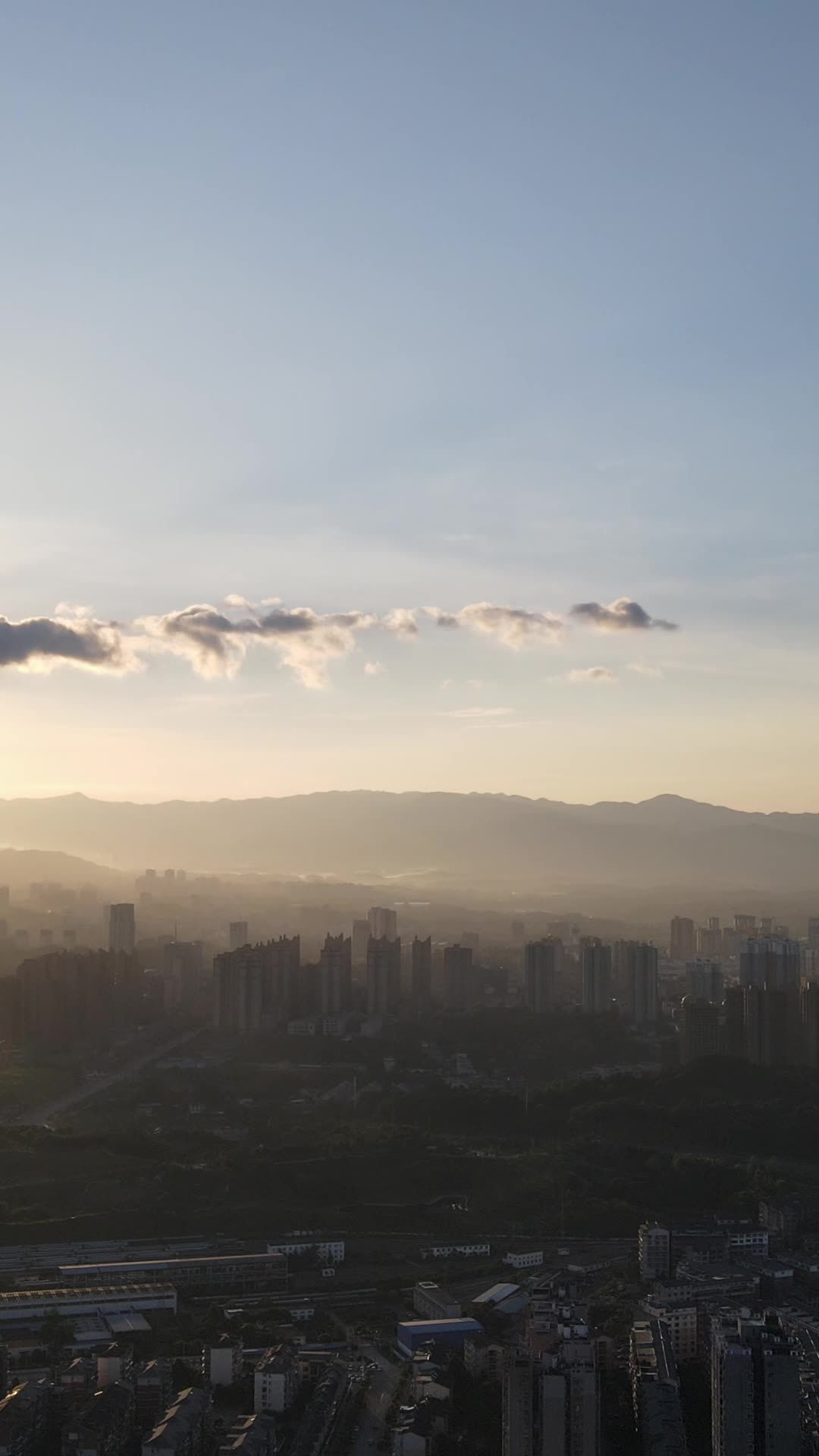 晨曦中的城市与山峦