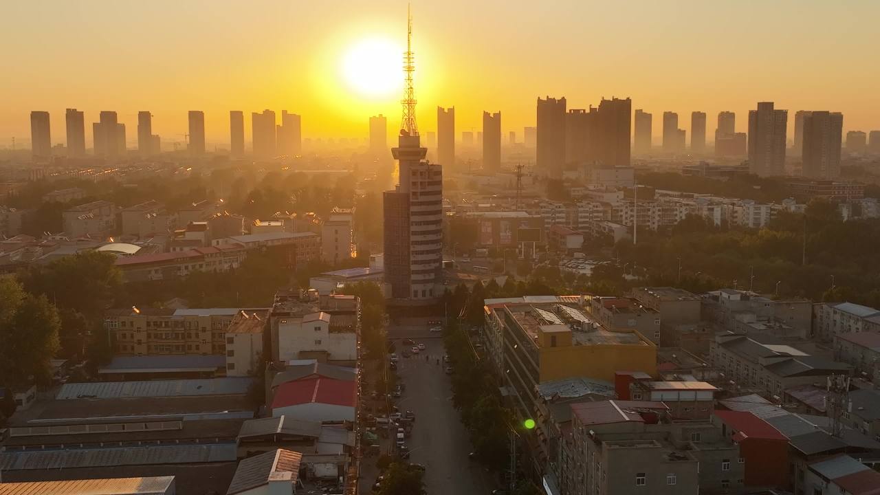 晨曦中的城市全景