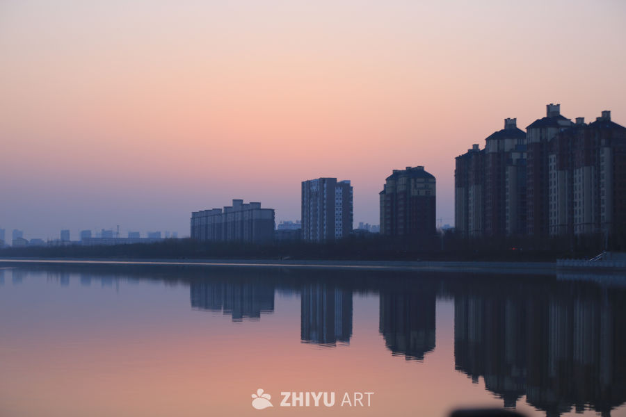 日落下的城市倒影
