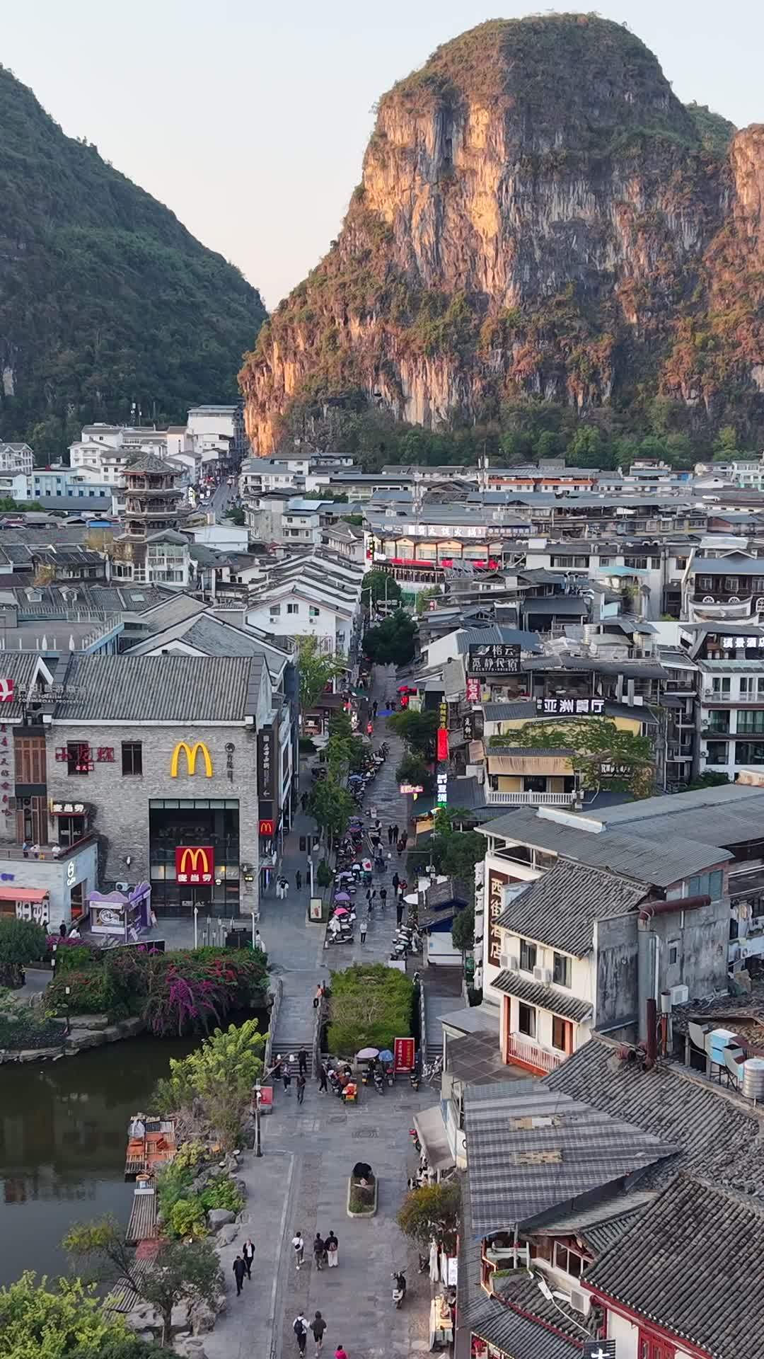 竖版航拍傍晚阳朔县城风光 