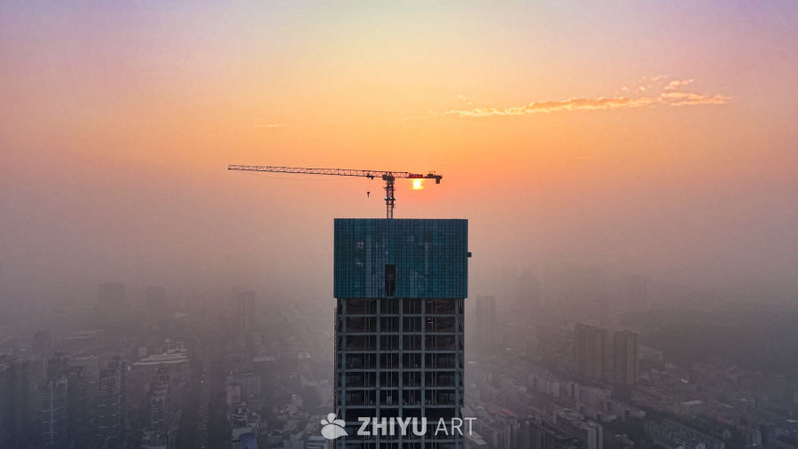 日落下的城市建筑工地