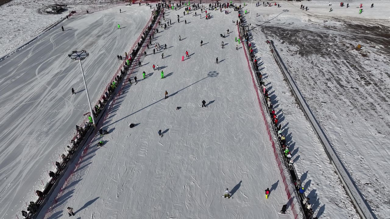航拍雪道人群滑雪