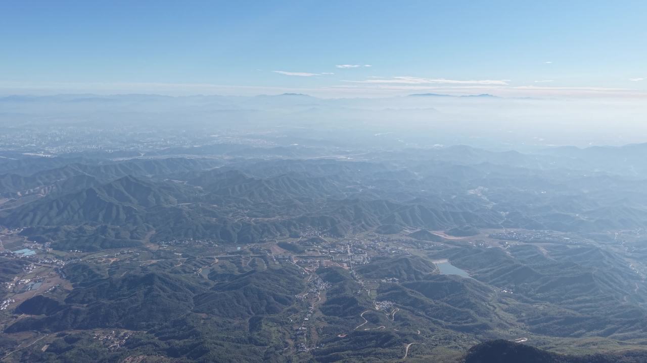 山间静谧景色