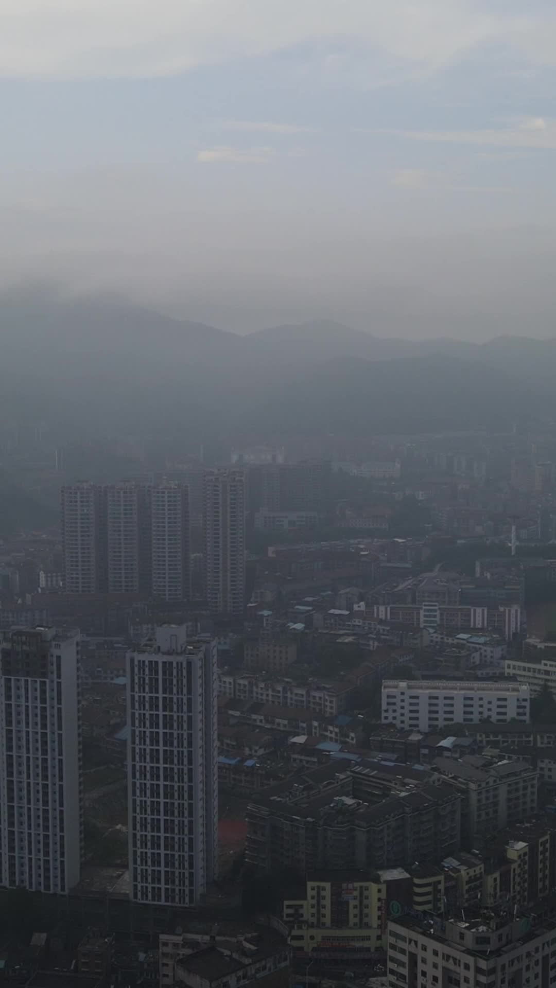 晨雾中的城市全景