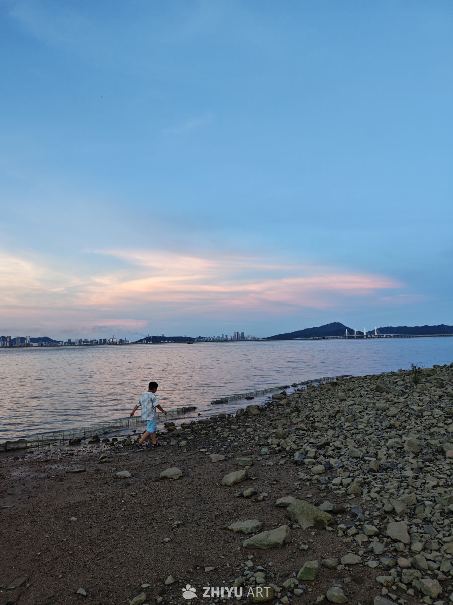 海边漫步：夕阳下的宁静时光