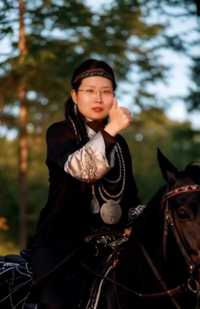 黑马背上戴眼镜的女士与银饰服饰