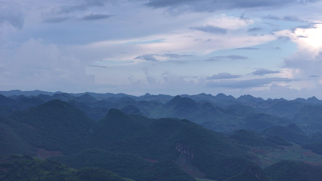 山峦晨曦