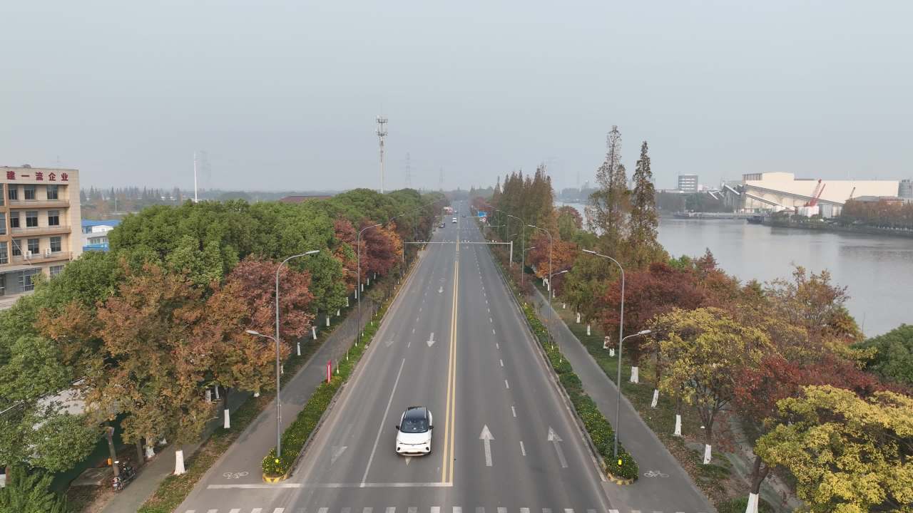 4K航拍昆山道路秋色 3