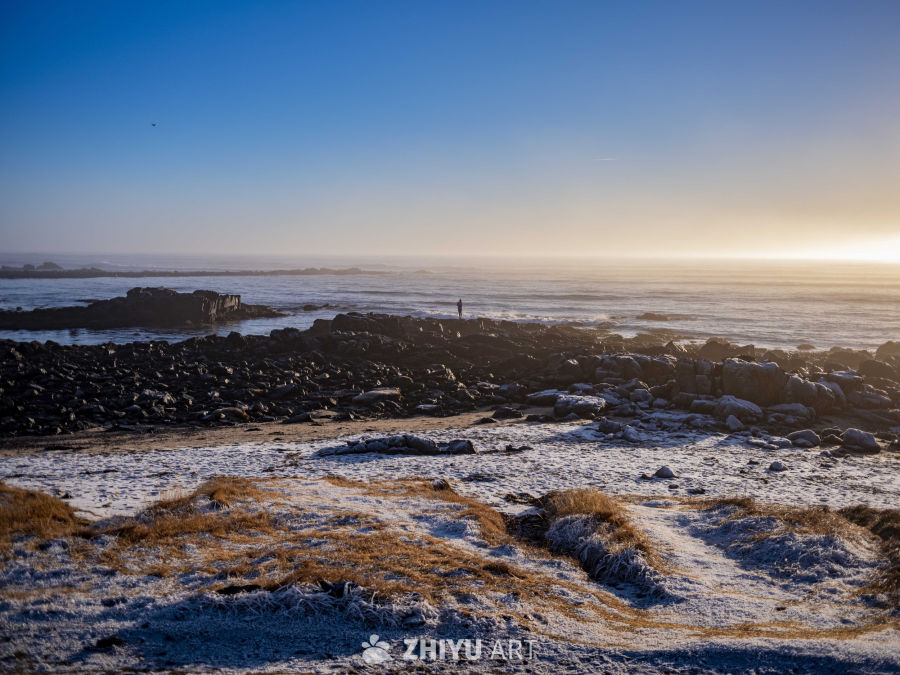 冬日海岸的静谧时光