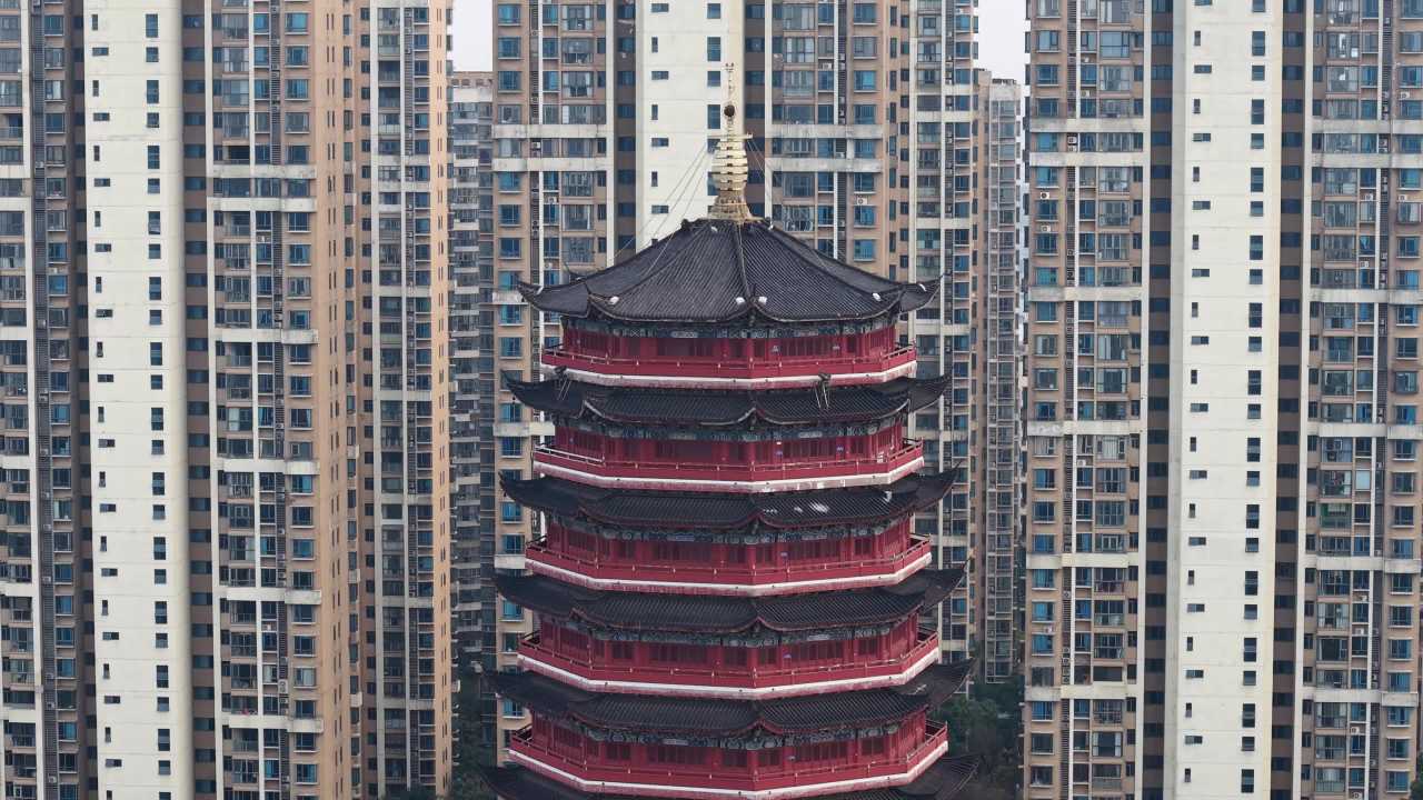 传统塔楼与现代高楼的对话
