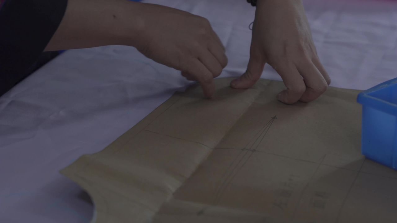 裁缝绘制布料图案