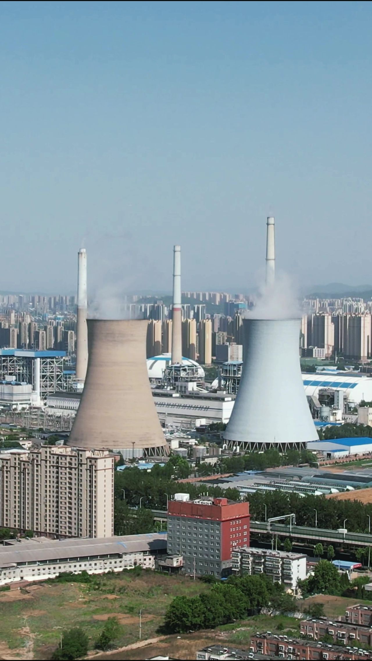 城市工业生产烟冲炊烟竖屏航拍  