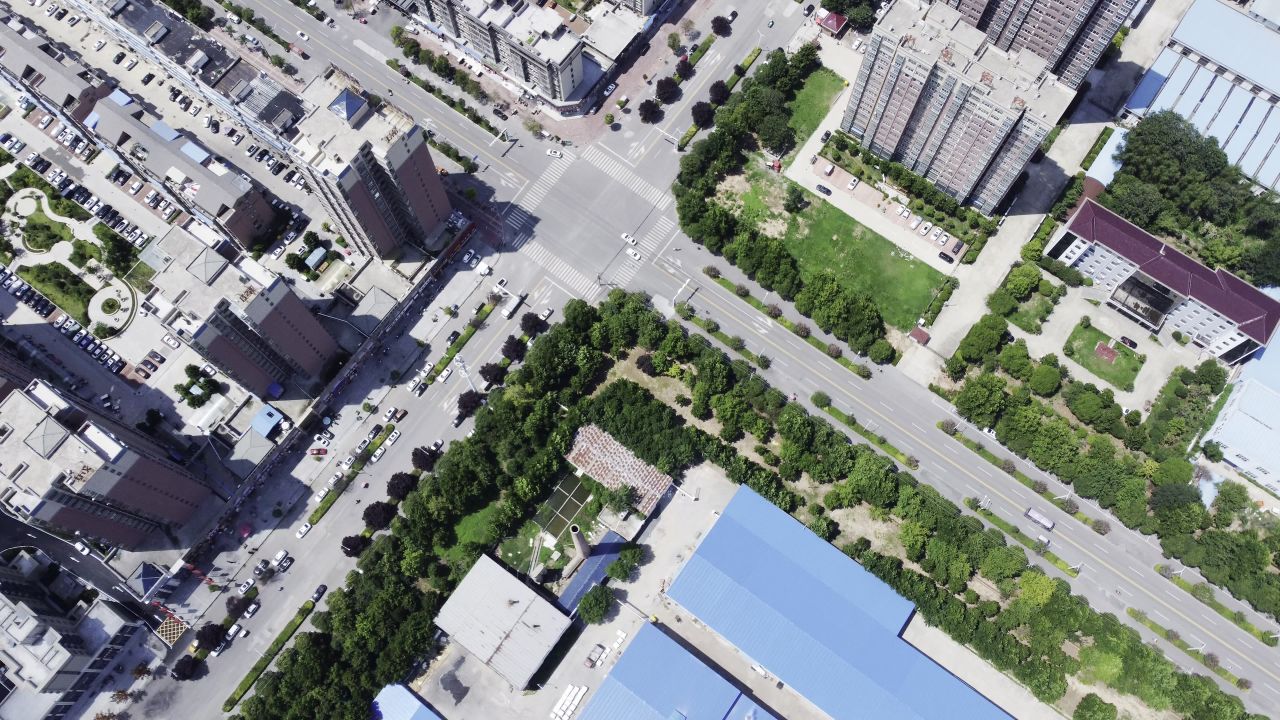 航拍蓝天白云下的城市