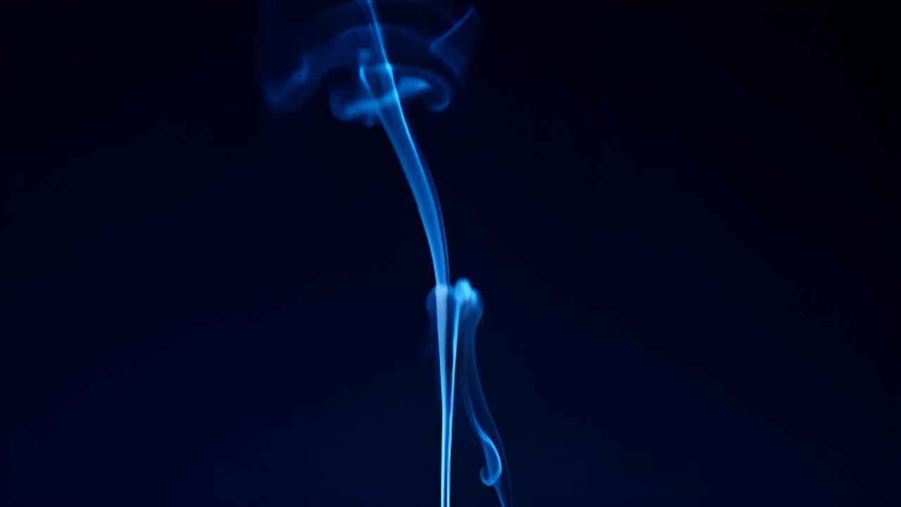 一条纤细的蓝色烟雾，在深色背景上垂直上升，烟雾轻柔