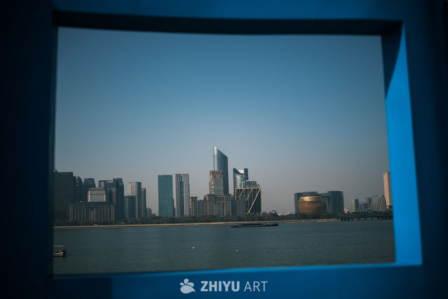 蓝色框中的城市湖景