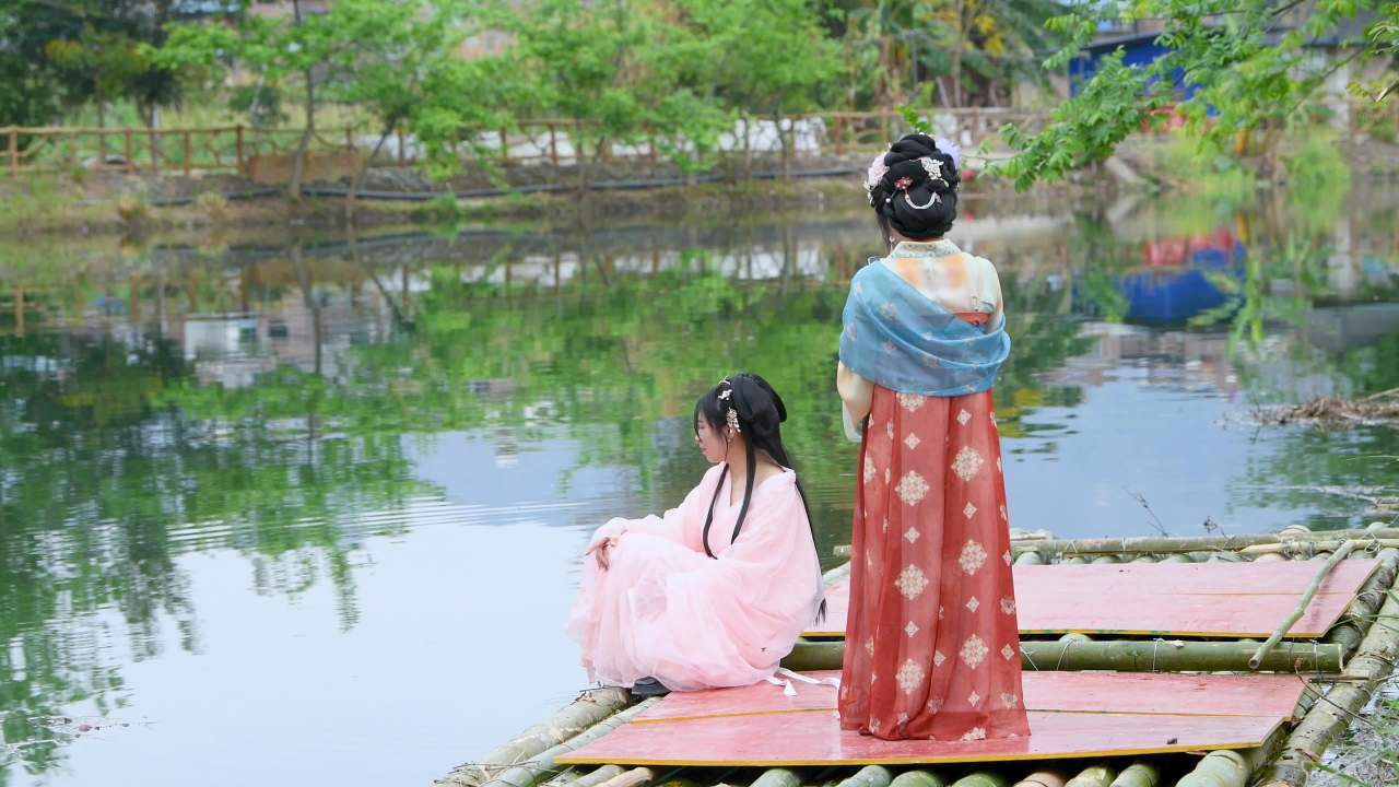 4k汉服美女河边竹筏上游玩