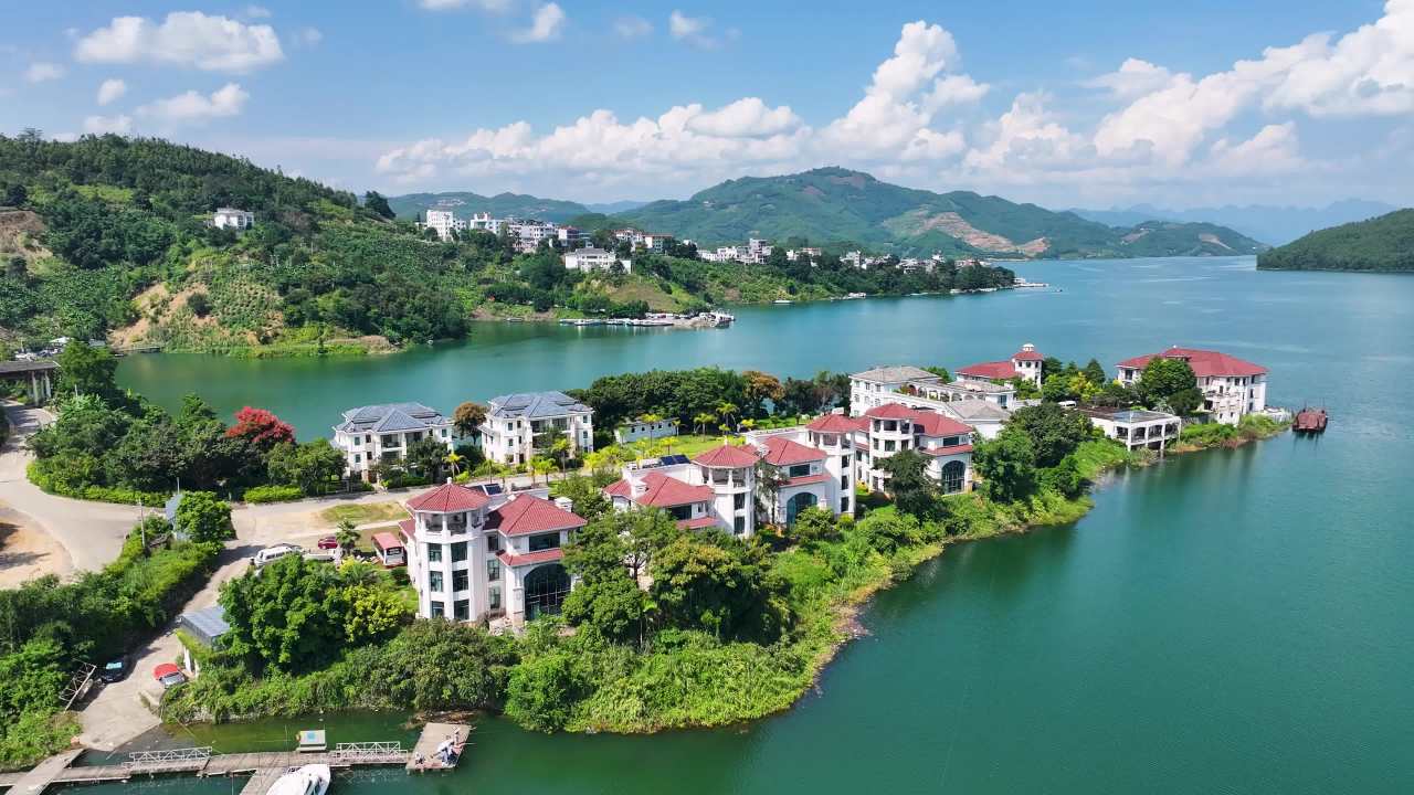4k航拍贵州万峰湖湖光山色中的红顶建筑群