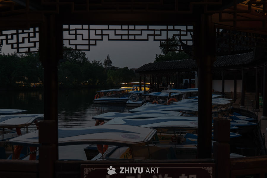 黄昏水乡游船景