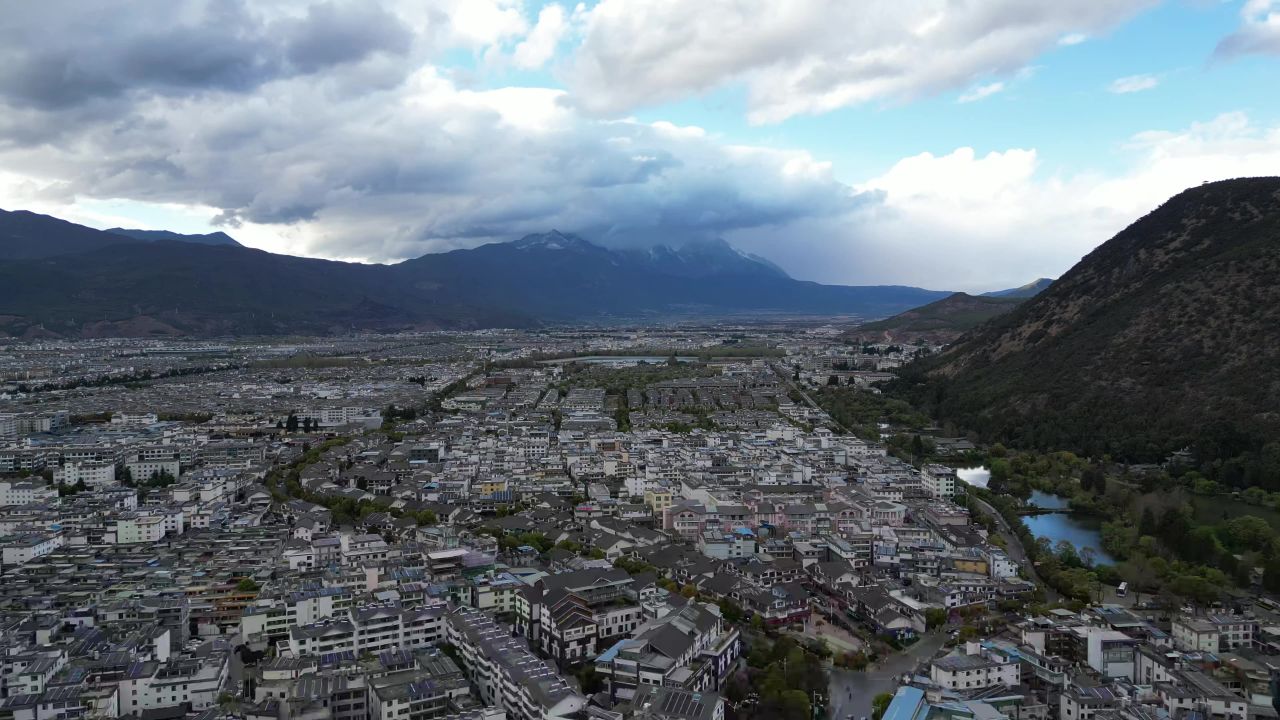 航拍云南丽江城市大景