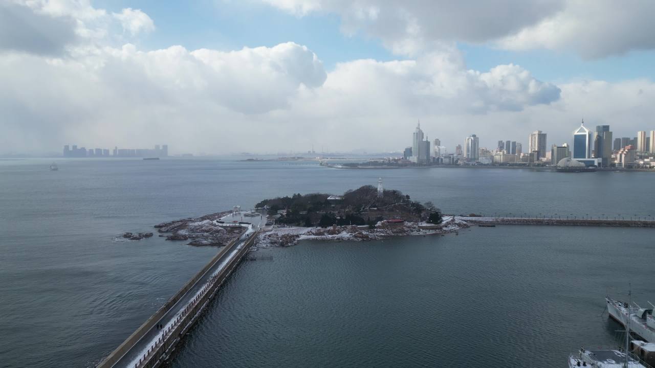 青岛市南海边老城区小青岛公园冬天雪景航拍 37
