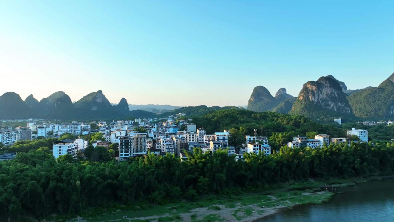 晨曦中的山水城市