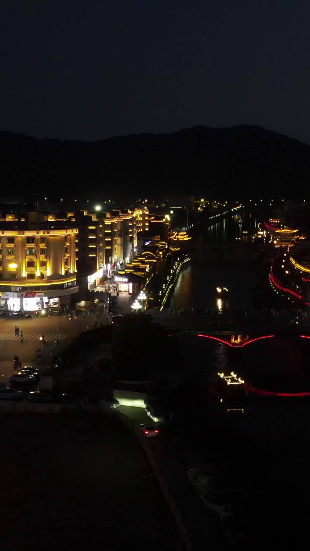 夜色中的城市河畔