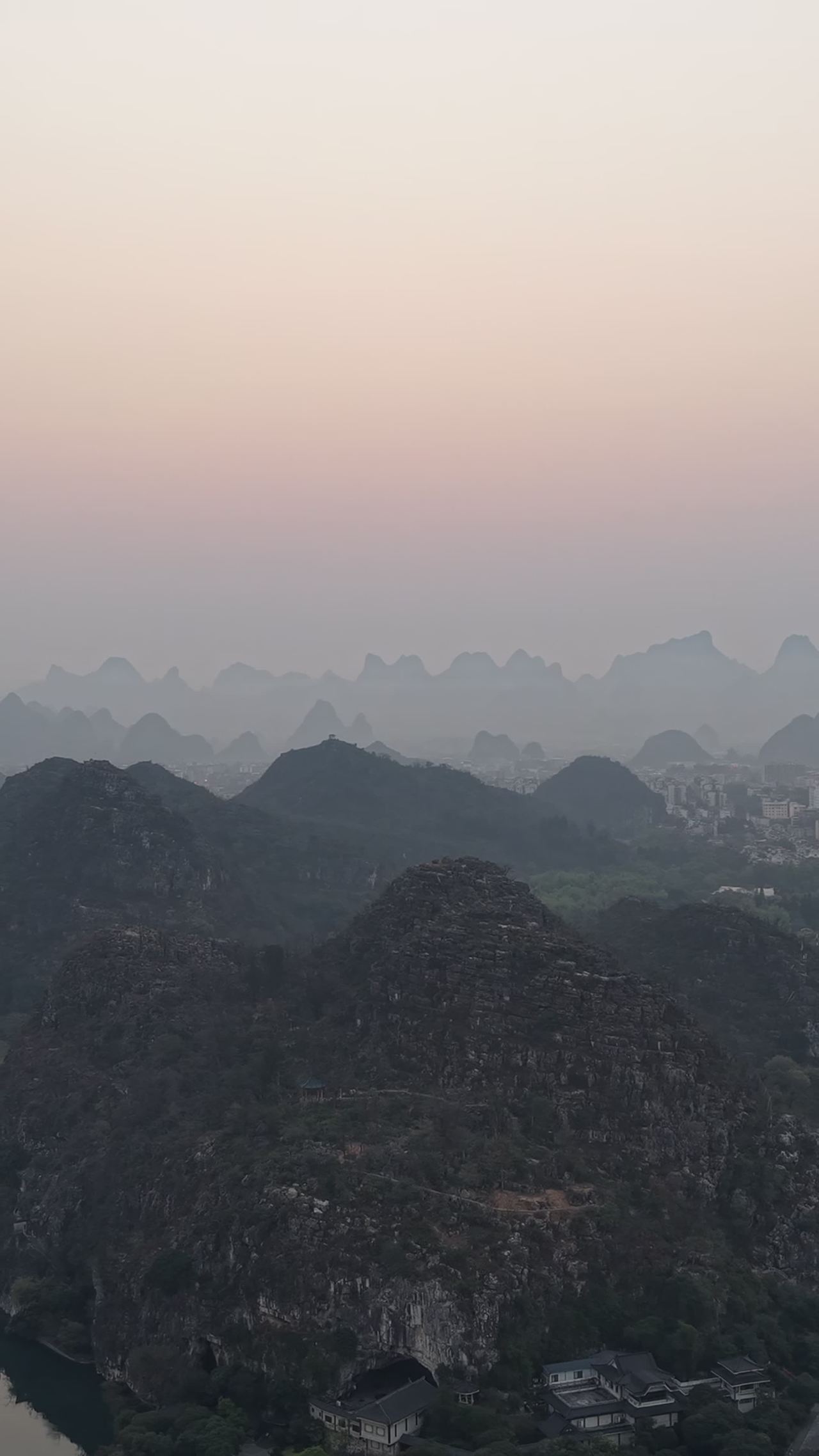 日落下的桂林山水