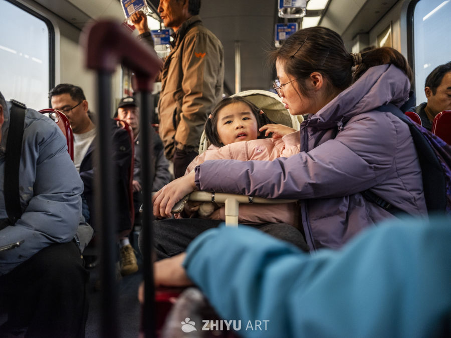 地铁上的母女时光