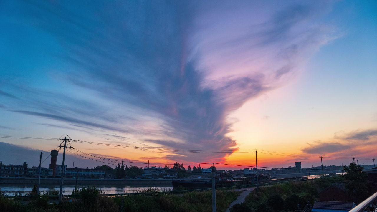 日出巨大太阳升起清晨黎明延时 11