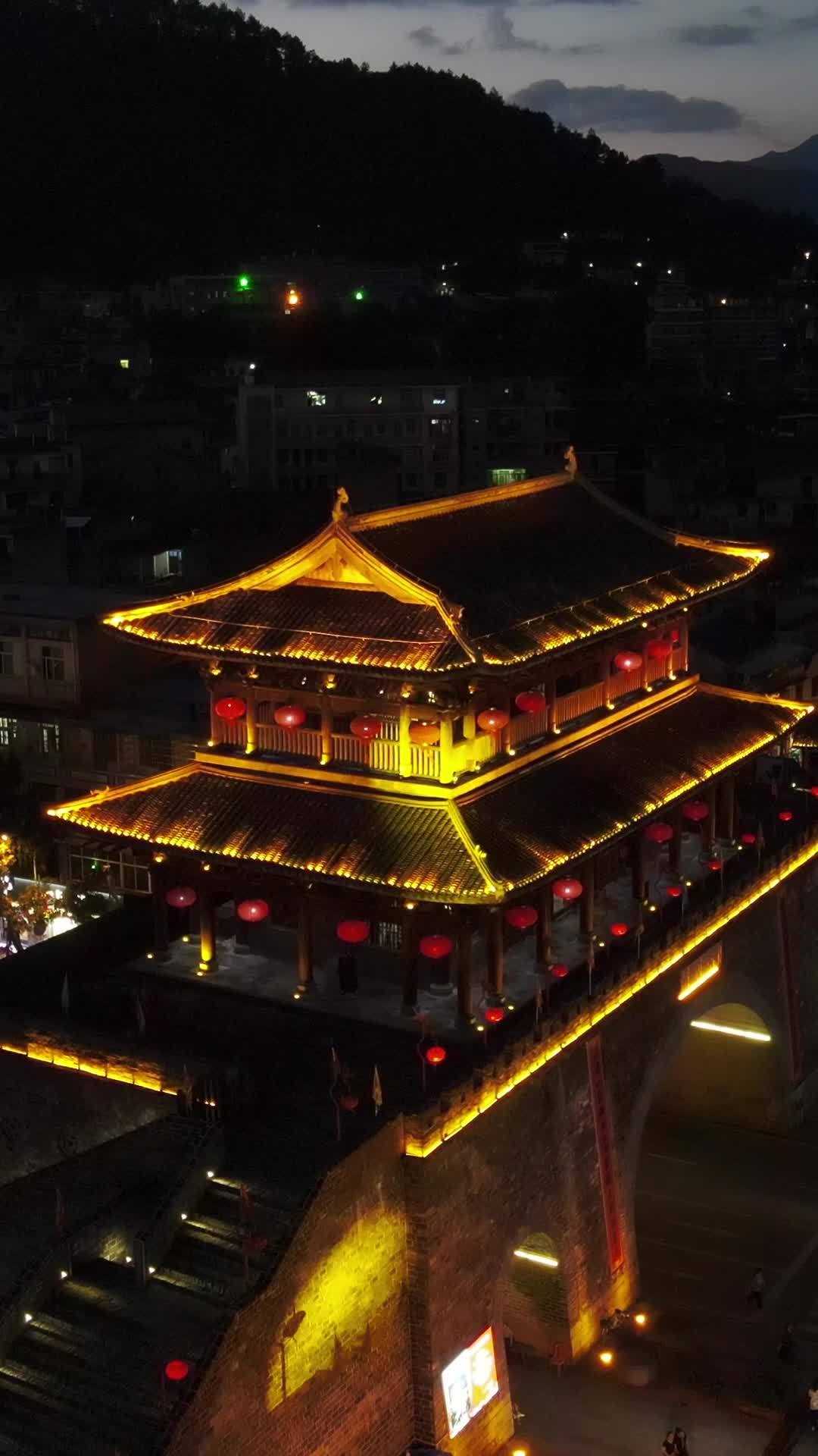 古塔夜色映山城