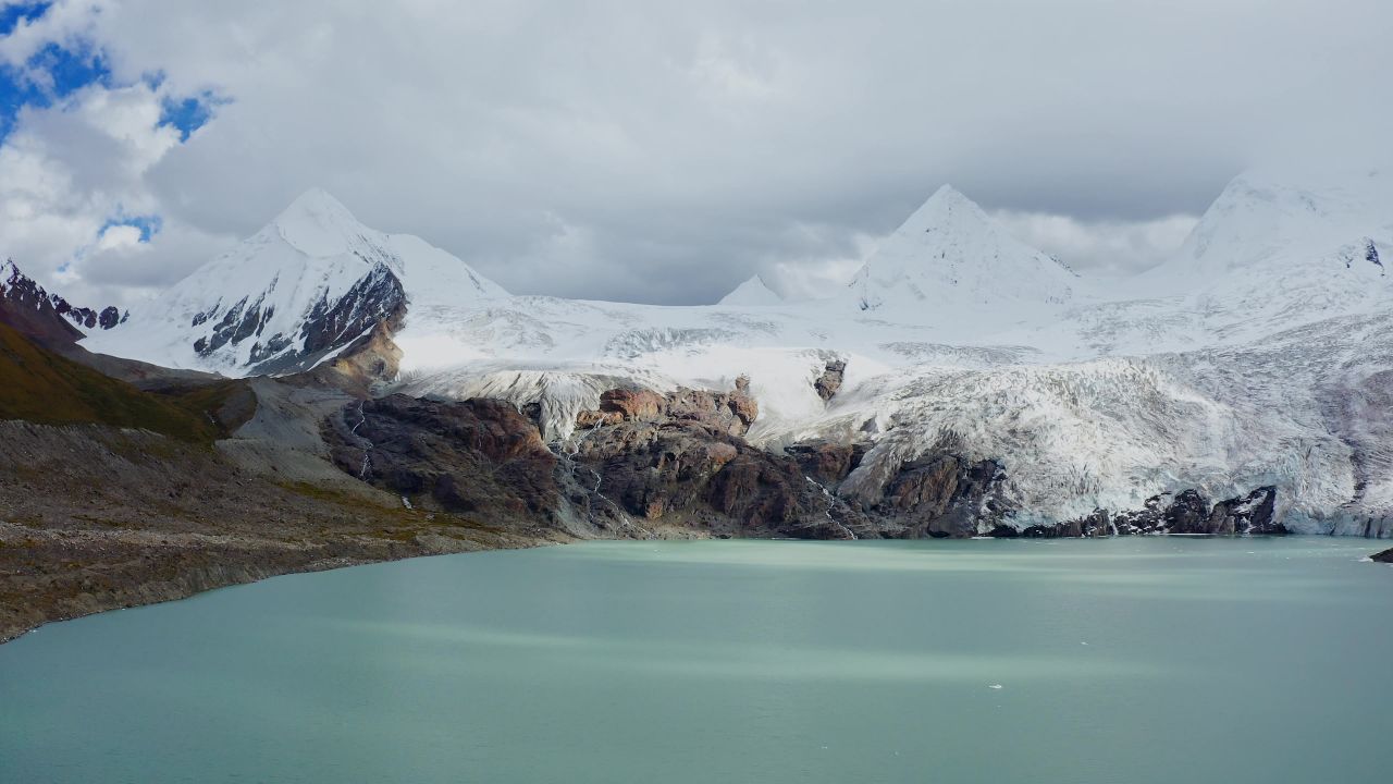 航拍秋天的萨普神山风景