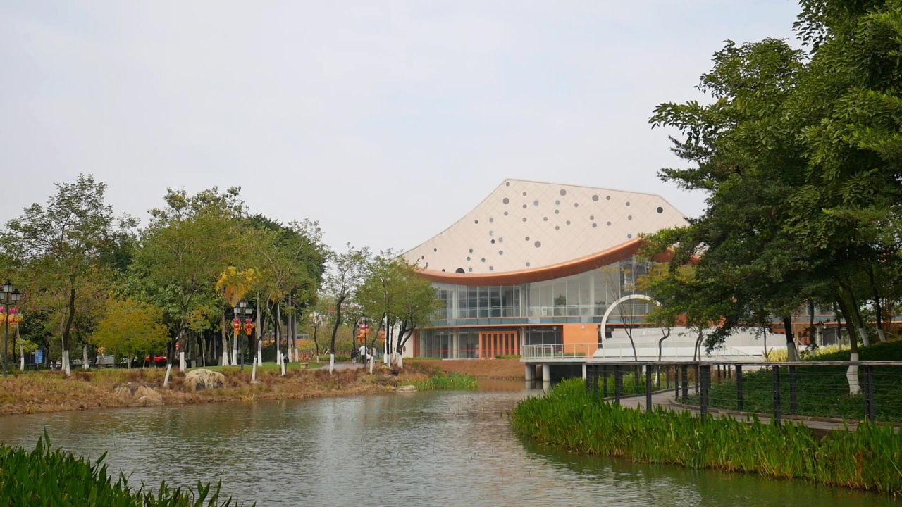 公园湖边建筑