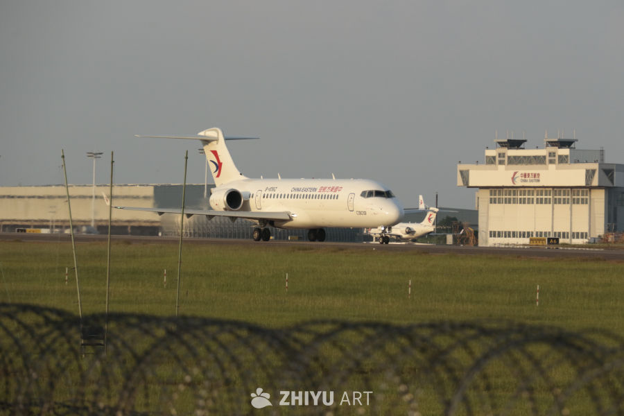 中国东方航空C919在机场跑道上准备起飞