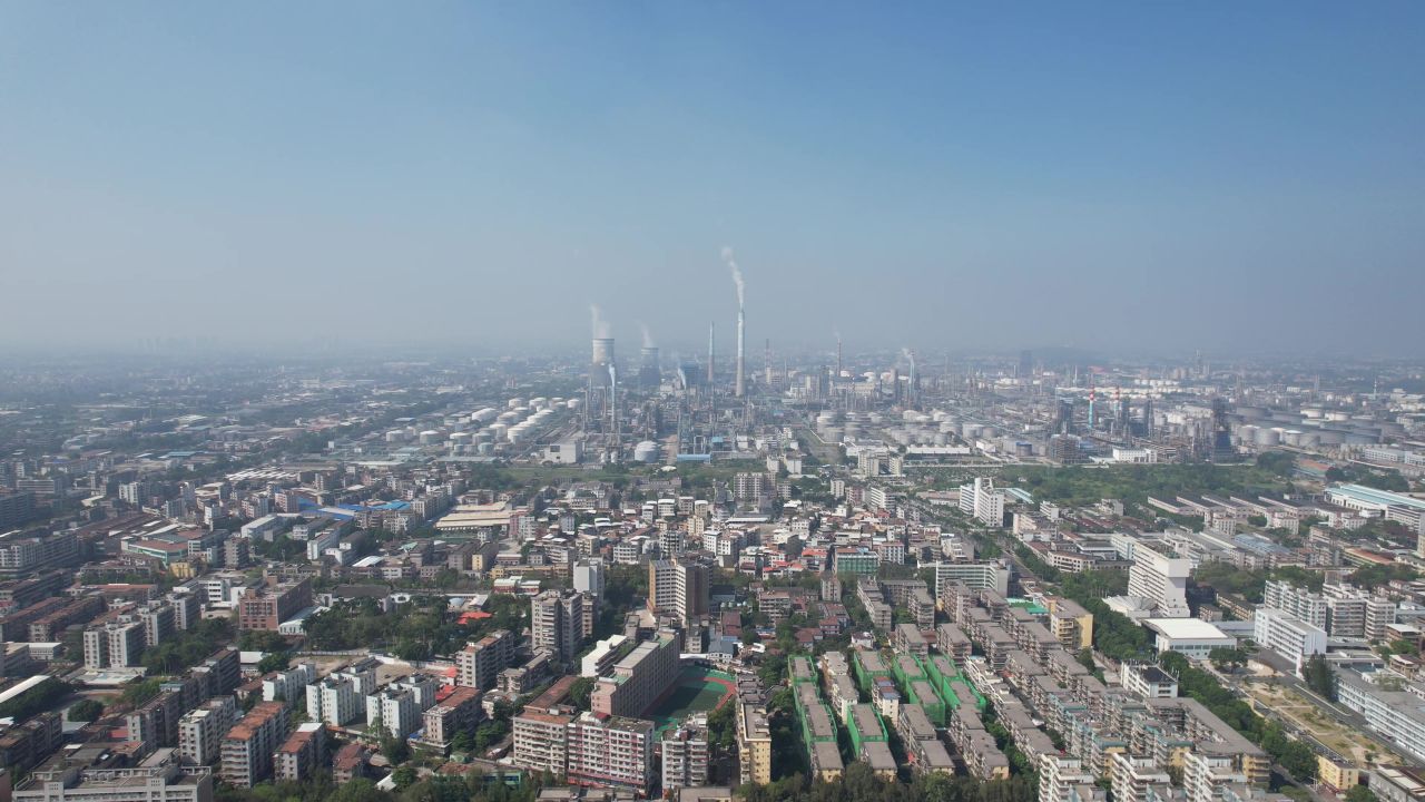 大型工业生产工厂中国石化茂名航拍  