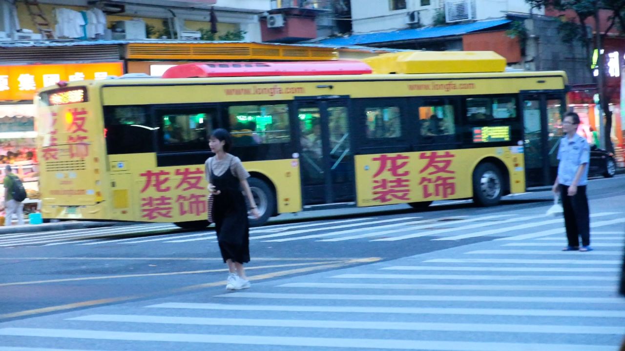 过马路的行人