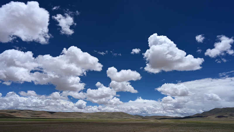 西藏阿里中线穿越看到的蓝天白云下的草原