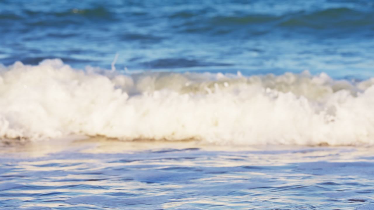 海浪轻拍沙滩的宁静时刻