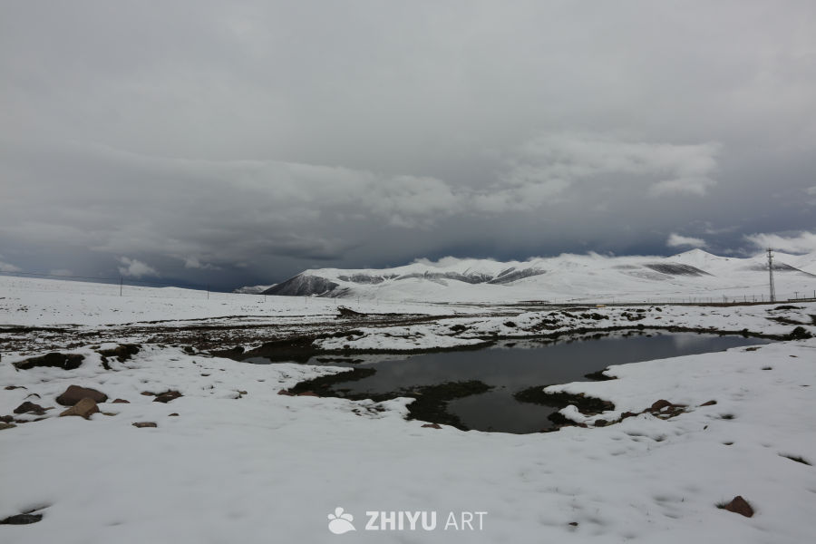 雪山湖畔的宁静