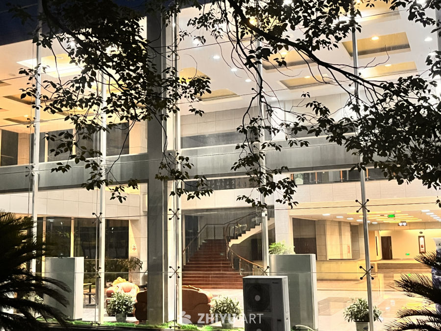 夜晚的现代建筑与绿植