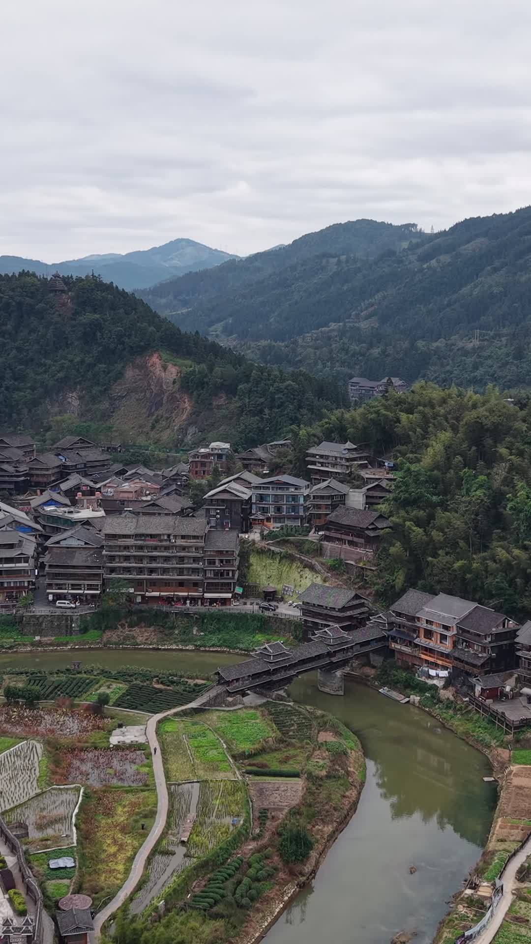 竖版航拍侗族特色建筑程阳八寨风景 (5)